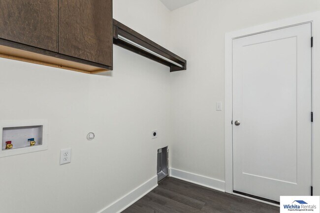 Building Photo - 3 bed, 2 bath duplex SE Wichita