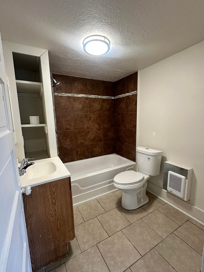 Building Photo - 906 B St