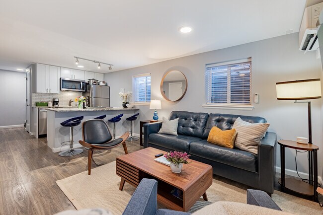 Building Photo - Capitol Hill