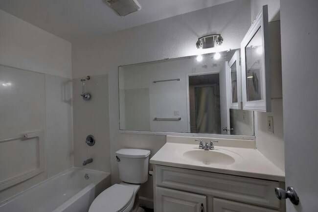 Building Photo - Renovated duplex off Hazel!