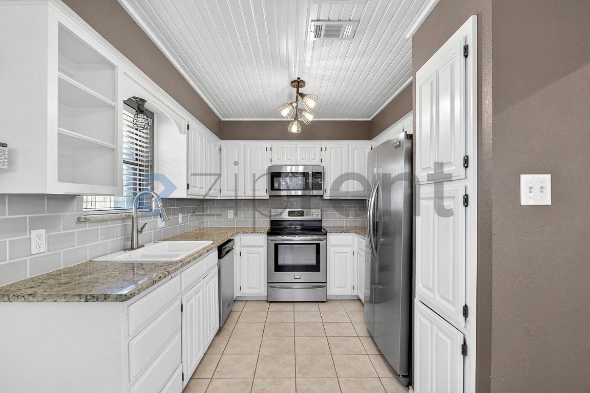 Building Photo - 6100 Paradise Dr