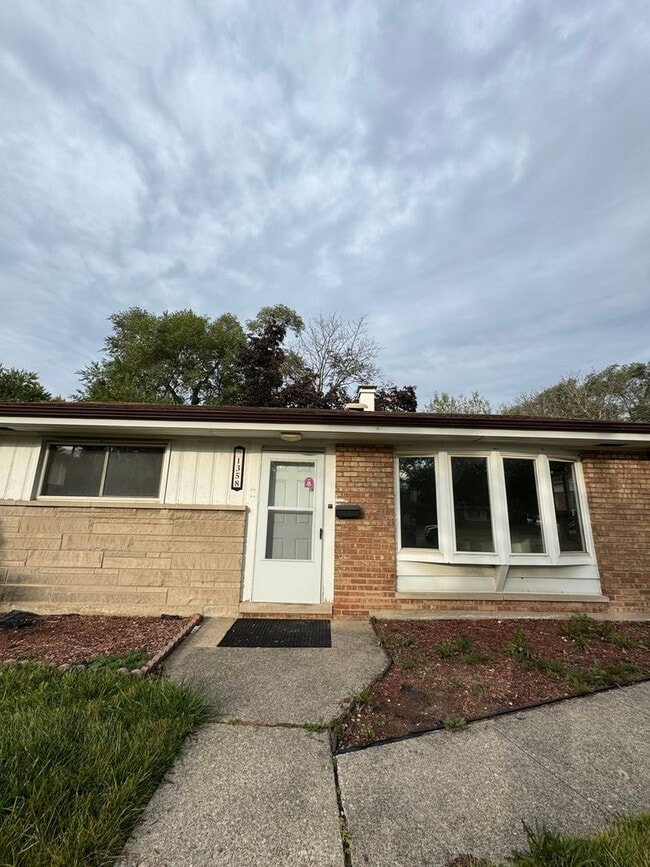 Primary Photo - 2 Bedroom Ranch Home now available in Calu...