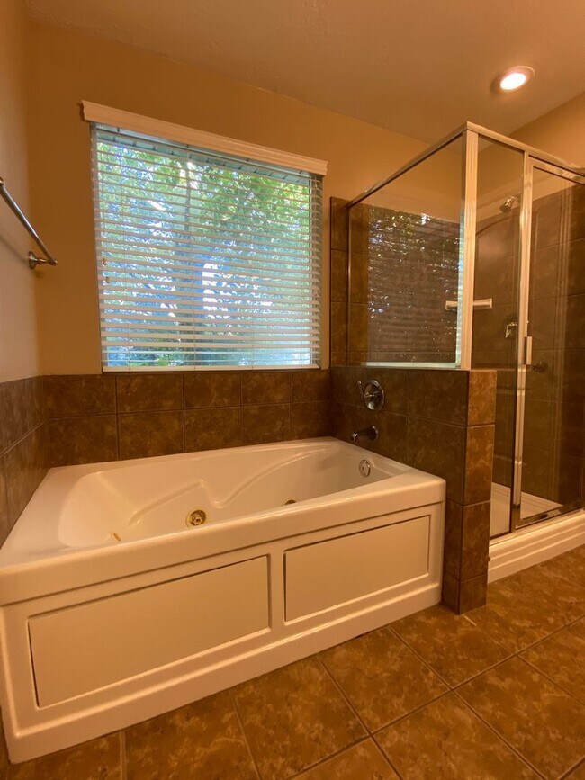 Building Photo - 5 Bedroom/3 Bathroom Home in Riverton