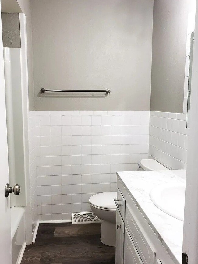 Building Photo - Beautiful Three Bedroom, One and a Half Bath