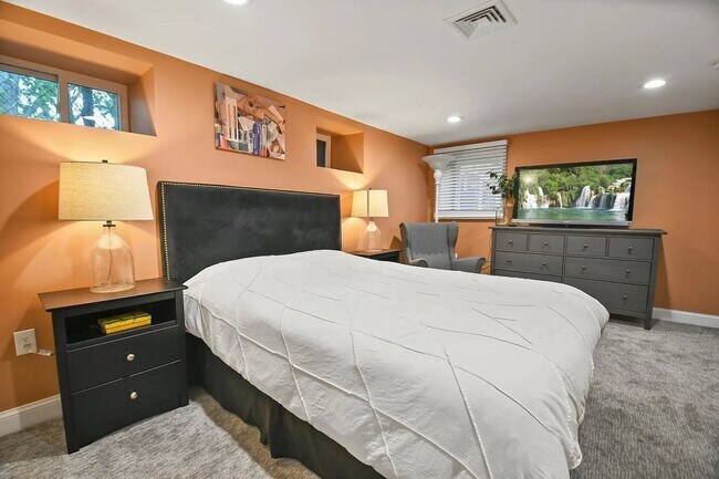Building Photo - Renovated Apartment in Medford