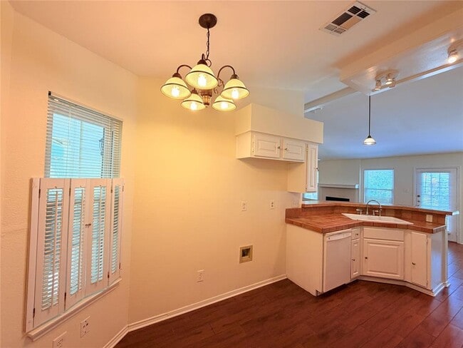 Building Photo - 1703 Hatch Rd