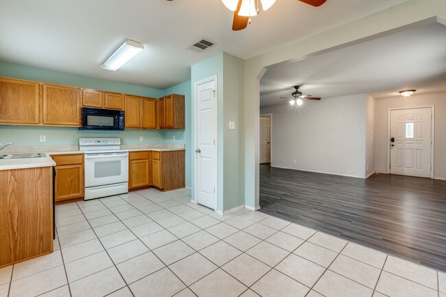 Building Photo - SINGLE-STORY 3-BEDROOM IN CIBOLO