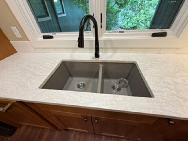 Building Photo - Charming, Spacious, Updated Home in Lake Oswego!