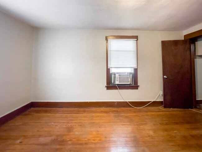 Building Photo - PRELEASING for AUGUST! Close to Campus: Washer and Dryer Included