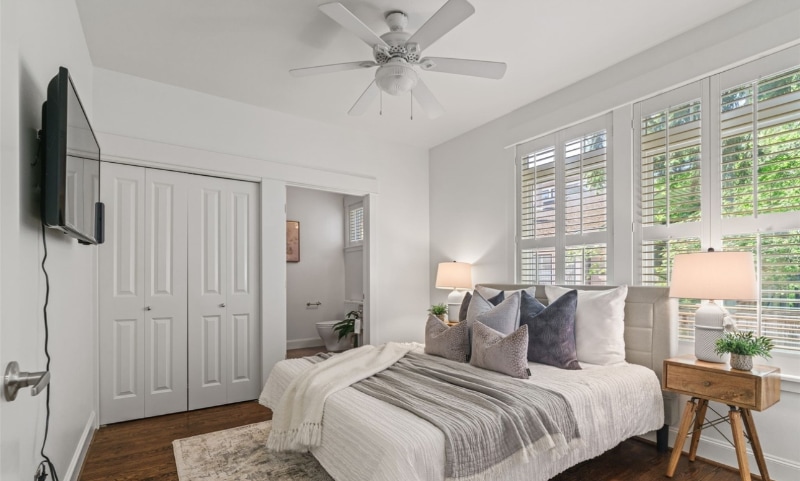 Building Photo - 1340 Bellevue Way SE