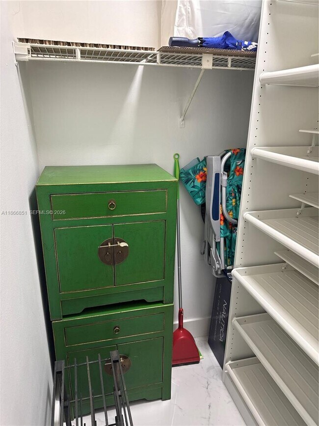 Building Photo - 400 Leslie Dr