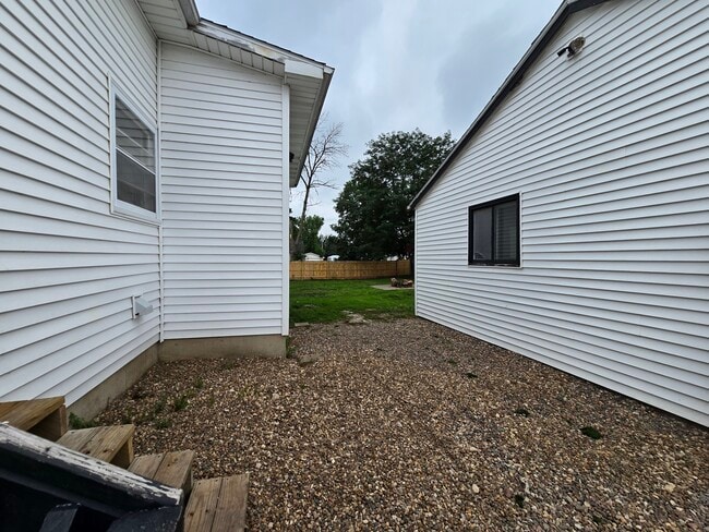 Building Photo - 207 4th St N
