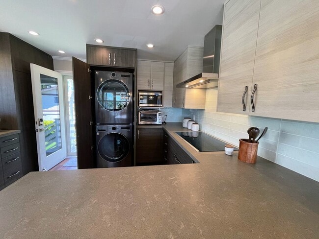 Building Photo - Newly Renovated 2BR/1BA in Nuuanu Avail Now!