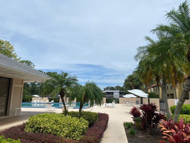 Building Photo - Spacious 3 Bedroom's, 2.5 bath condo in Lakeview Village.