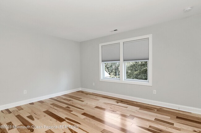 Building Photo - 402 6th Ave