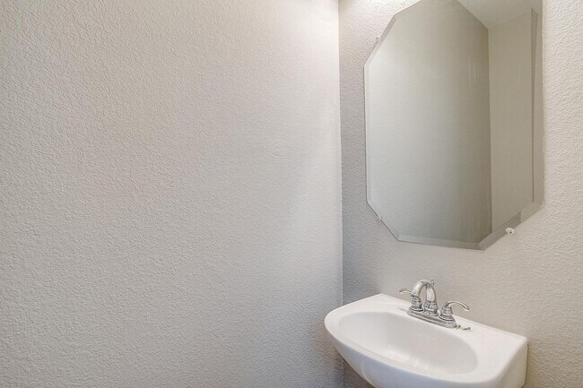 Building Photo - Large 4 Bedroom 3.5 Bathroom- Eagle Mounta...