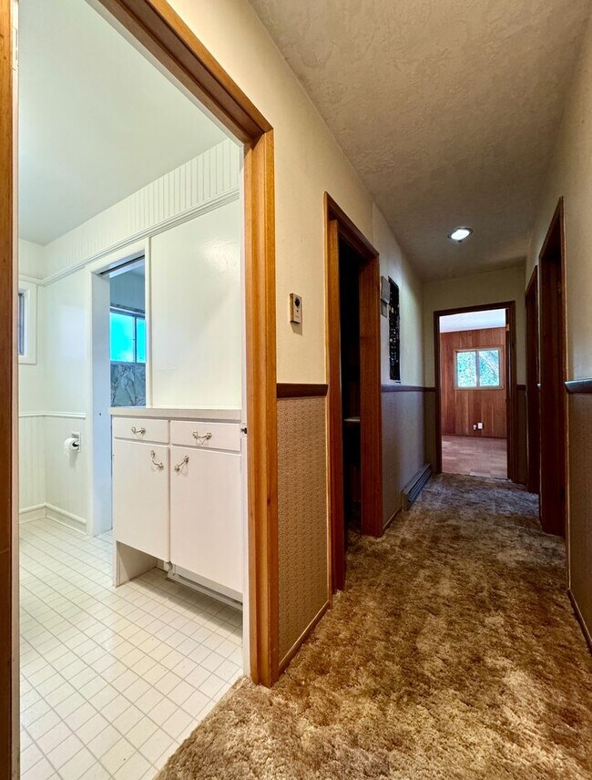 Building Photo - **50% OFF FIRST MONTH'S RENT** Country Liv...