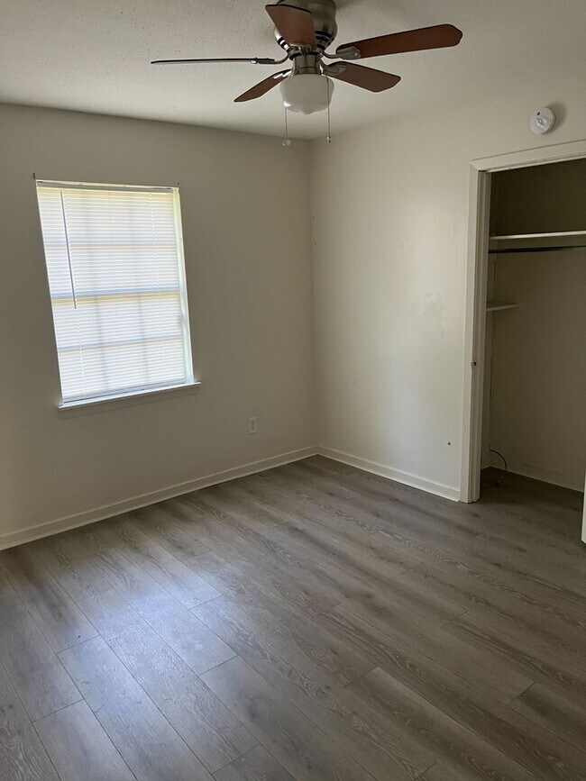 Building Photo - 3 Bedroom 1 Bath