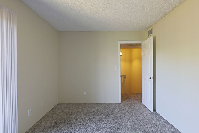 Building Photo - Parkwoods 12353-1