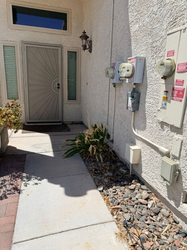 Building Photo - 875 E Serpentina Ave