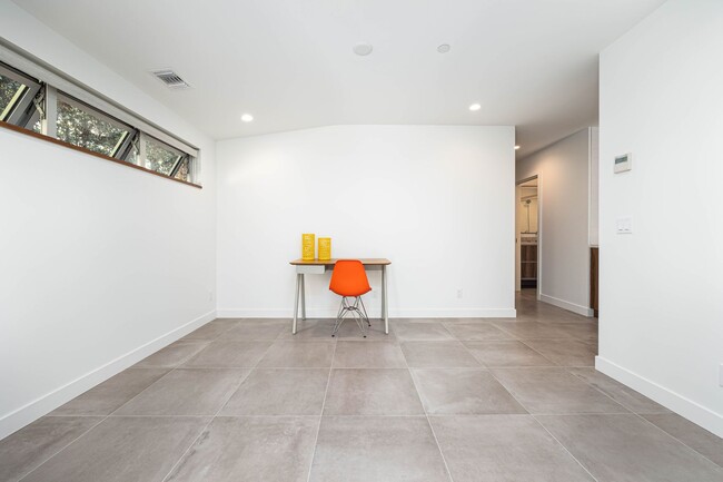 Building Photo - Gorgeous 2 bedroom 2 bath twin home just b...