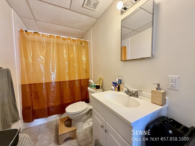 Building Photo - 1124 Boylston St