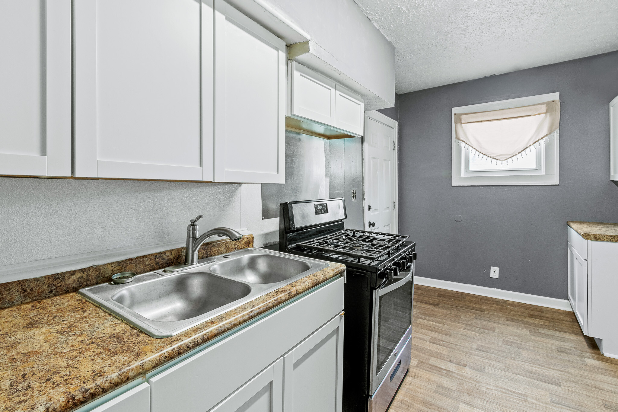 Building Photo - 977 E 17th Ave