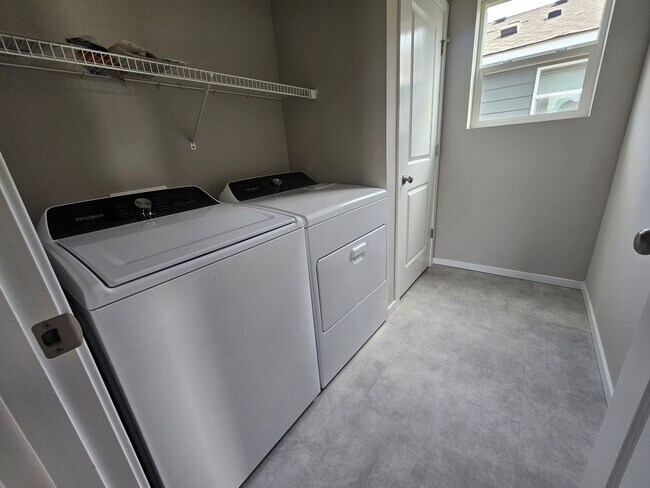 Building Photo - Stunning 4-Bedroom Pet-Friendly Home for L...
