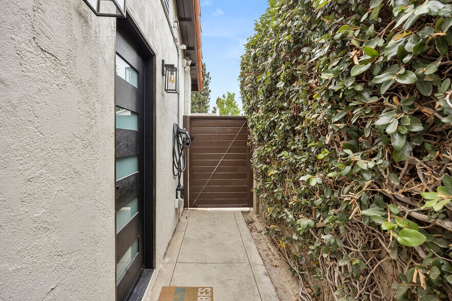 Side Yard with 220v car charger - 19112 Colchester Ln