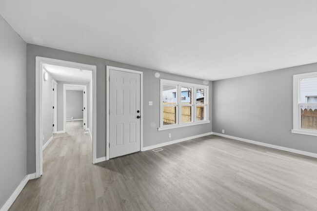 Building Photo - 228 E Siebenthaler Ave