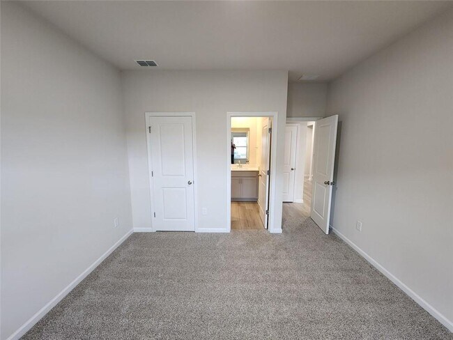 Building Photo - 235 Vly Oak Dr