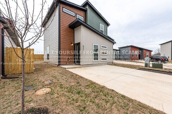 Building Photo - 621 St Charles Pl