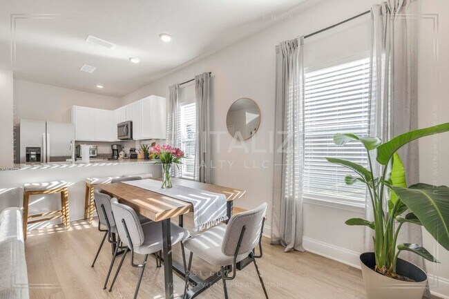 Building Photo - Beautiful Townhome in Quail Hollow, Spanis...