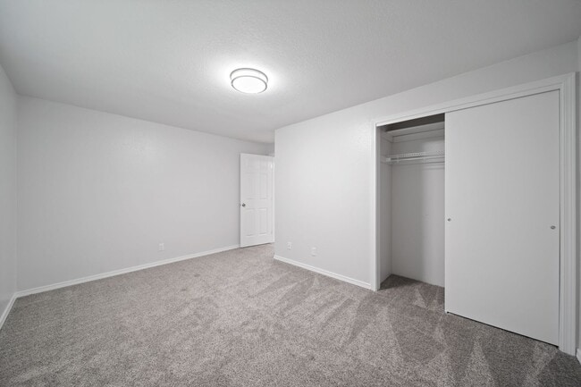 Building Photo - Classic rambler has 3 bedrooms, 1.75 baths, North Thurston School District