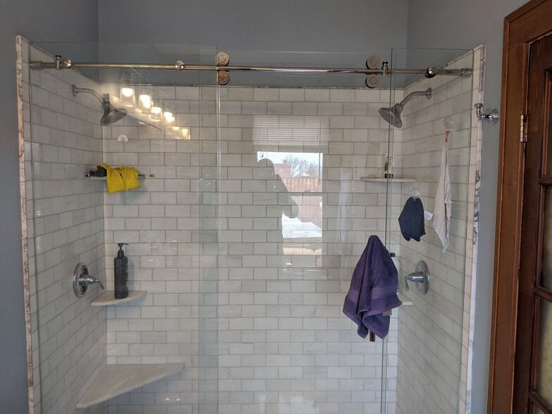 Master Bath w/ Double Shower - 3933 Trumbull St