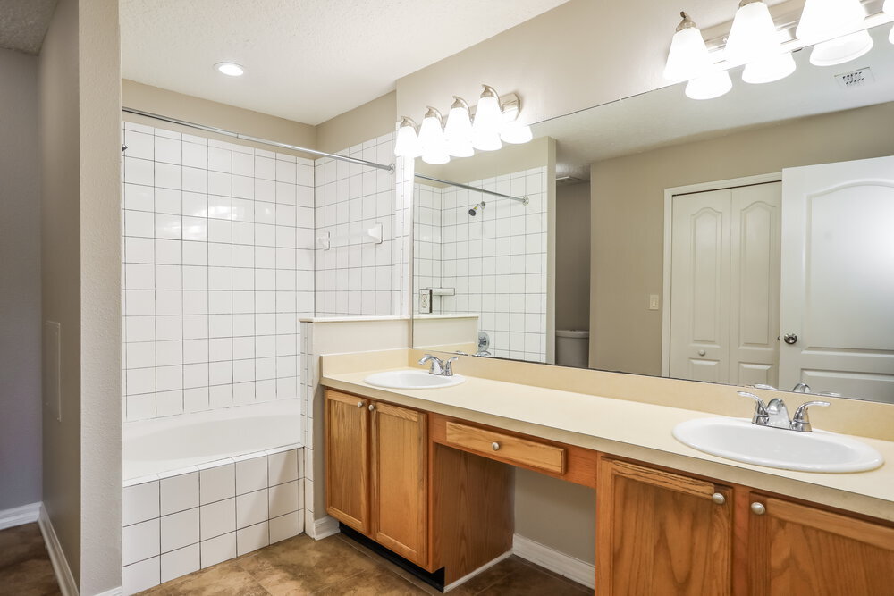 Building Photo - 975 Deer Spring Dr