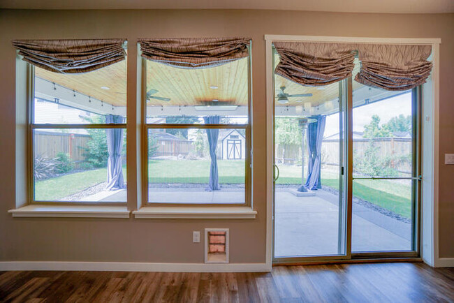 Building Photo - NEWER FOUR BEDROOM NEAR HAZEL DELL