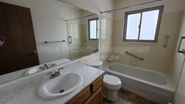 Building Photo - 1044 Maple Dr