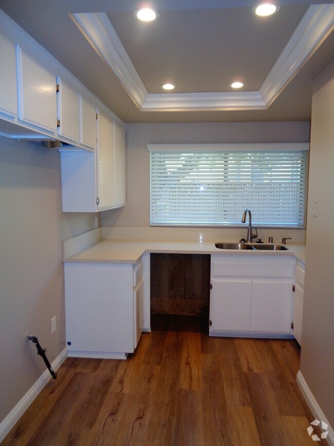 Building Photo - 2 Bed 1.5 Bath Condo, with Central AC in W...