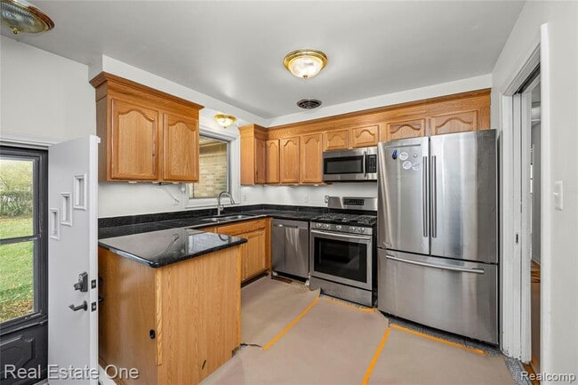 Building Photo - 2360 Pine View Dr