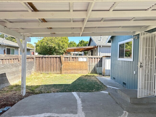 Building Photo - Nice & Quiet single family home in the cen...