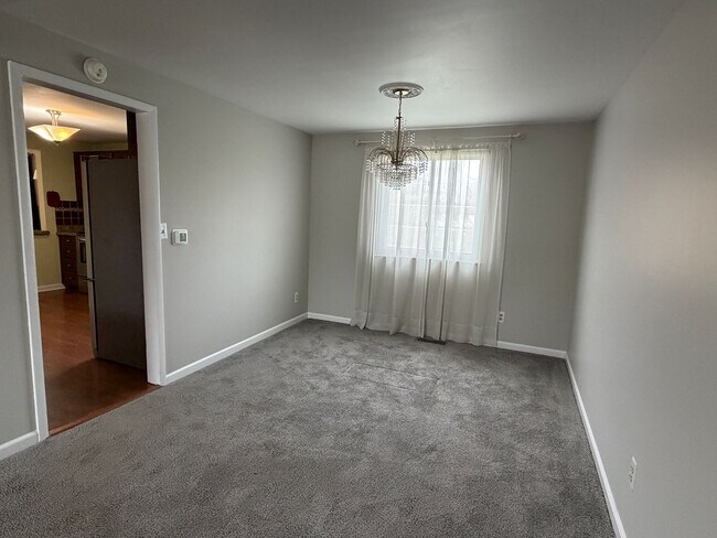 Building Photo - Great Four Bedroom Huber Home