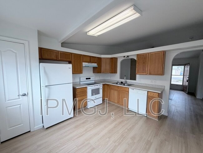 Building Photo - 484 Ridge Ln