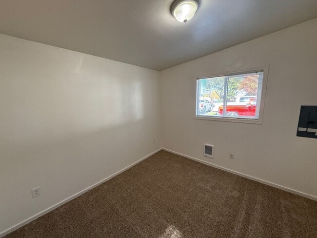 Building Photo - 3010 Phyllis St NE