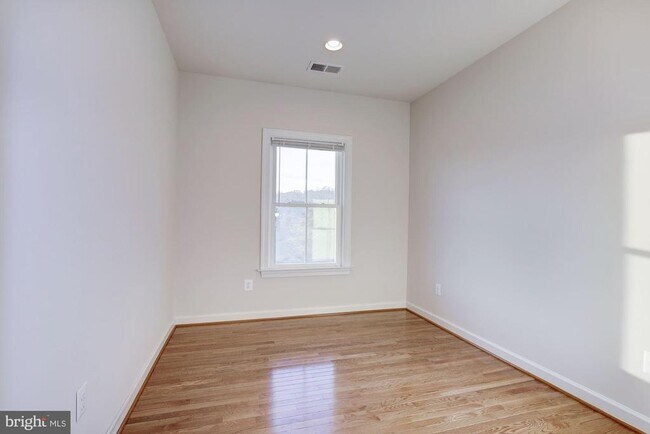 Building Photo - 122 Parkview Ave