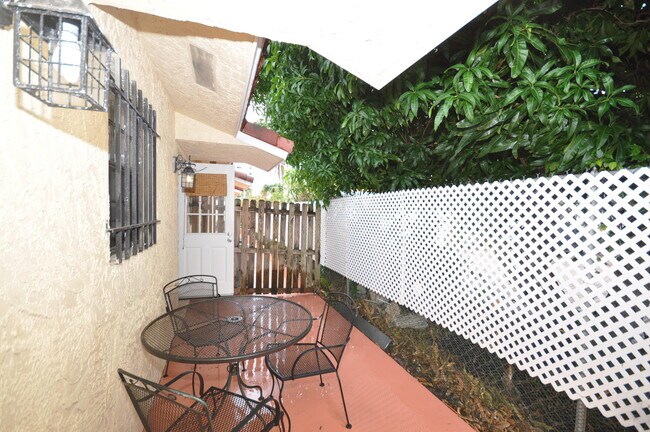 Building Photo - 10 Evergreen Dr