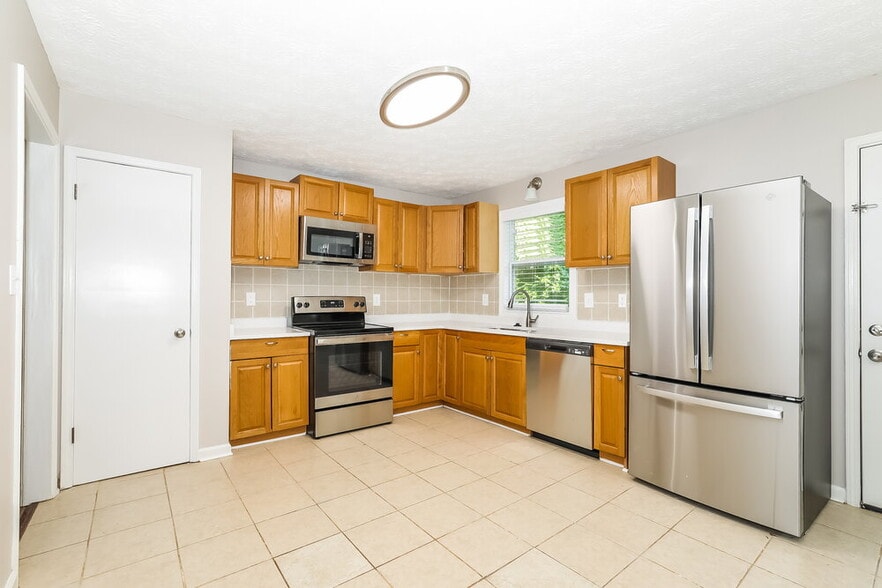 Building Photo - 3872 Cloudland Dr