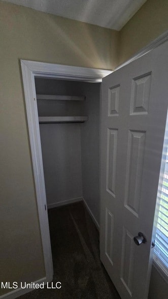 Building Photo - 933 Glastonbury Cir