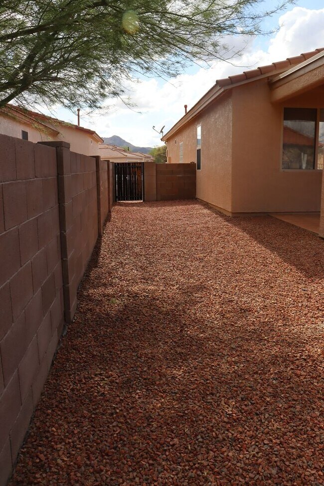 Building Photo - Beautiful West Side Home in Gated Community