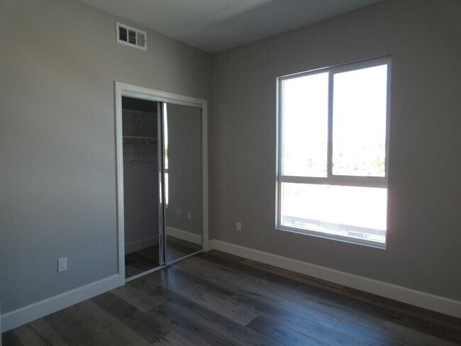 Building Photo - 1626 S La Brea Ave